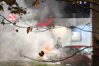 Pożar samochodu przy stacji benzynowej w Warszawie