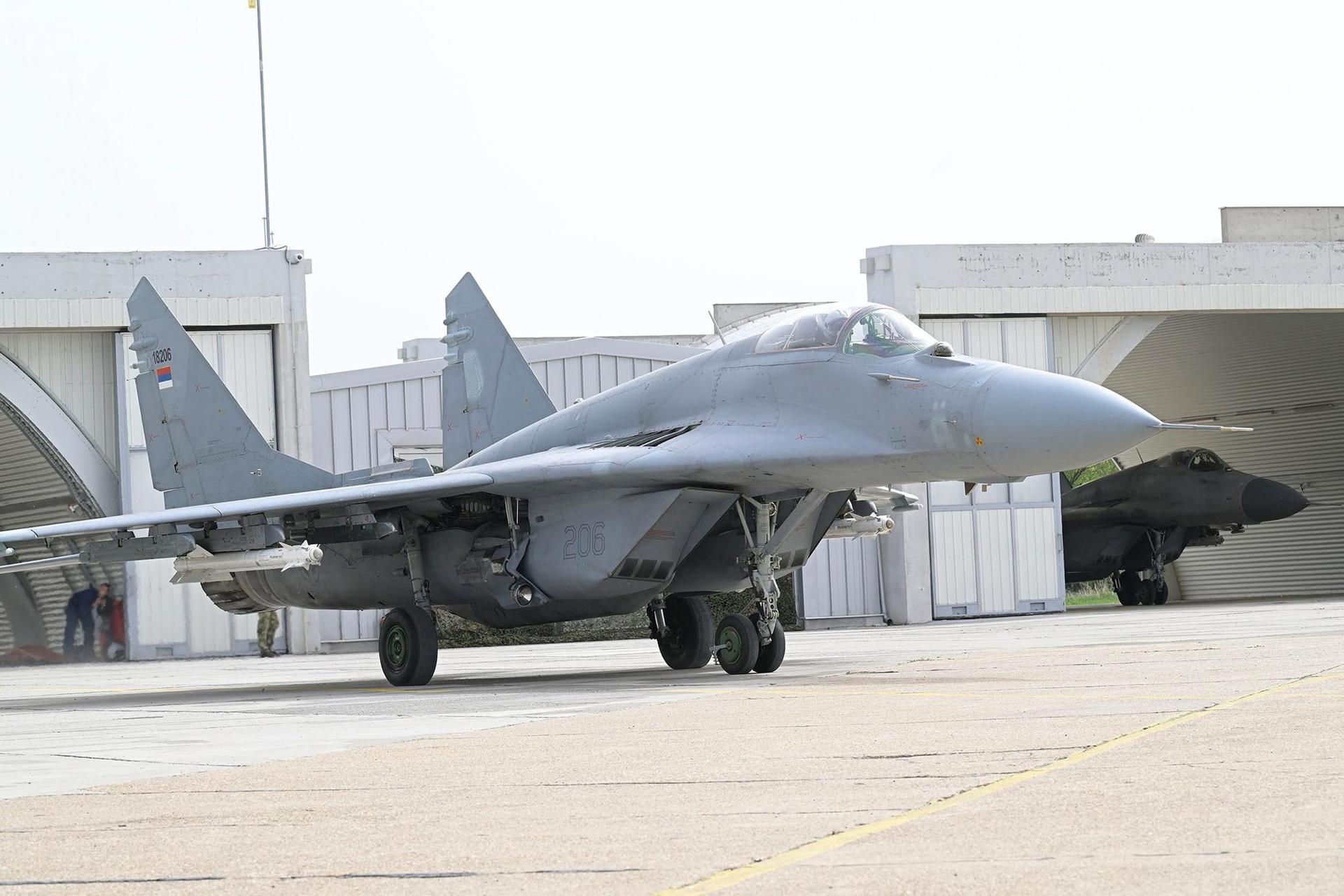 Serbskie samoloty i francuskie Rafale 