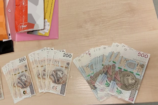 Policjanci zatrzymali mężczyzne który miał być kurierem oszustwów metodą Na wnuczka
