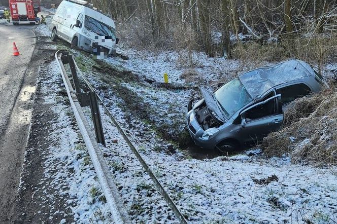 Dwa samochody wypadły z drogi koło Wojnowic niedaleko Leszna