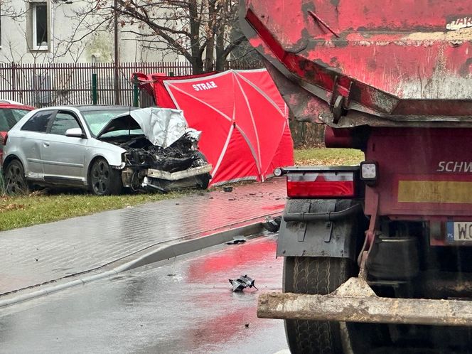 Józefosław. Osobówką wjechali pod tira. Tragiczna wiadomość	