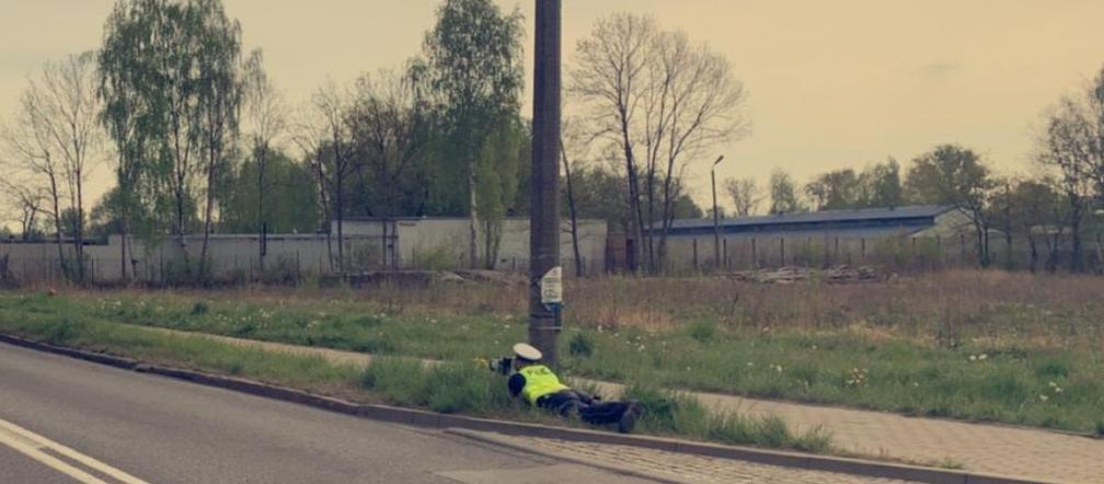 Zabrze. Policjant NURKUJE w trawie i mierzy prędkość! Internauci PĘKAJĄ ze śmiechu! 