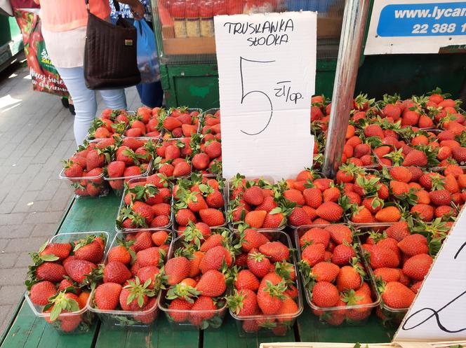 Ceny truskawek na targu w Rzeszowie. Jest dużo taniej