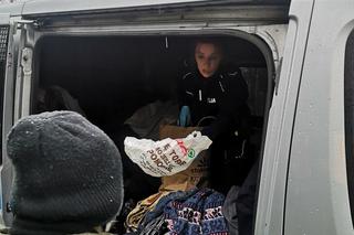 Krakowscy policjanci pomagali bezdomnym, rozdając im posiłki i ciepłą odzież