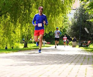 Sportowe emocje w Chorzowie. 150 biegaczy wystartowało w 6. edycji Chorzowskiej Dychy