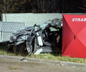 Tragiczny wypadek w Woli Mrokowskiej. Audi uderzyło w betonowe ogrodzenie. Zginął młody kierowca