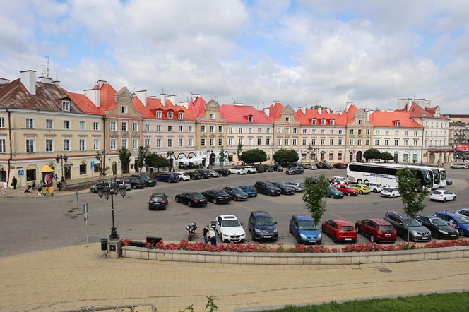 Nieistniejąca już ul. Szeroka przebiegała przez środek dzisiejszego placu Zamkowego 