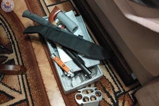 Słuchał głośno muzyki, później groził policjantom nożem. W domu miał kastet i maczetę 