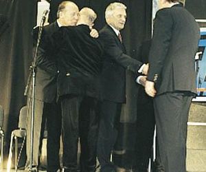 Andrzej Wejchert i Tadeusz Zielniewicz, nominowani do nagrody głównej w kategorii obiektów użyteczności publicznej, odbierają nagrodę od Jerzego Buzka i Stanisława Fiszera