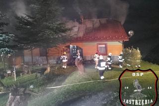 Potężny pożar w Kąśnej Dolnej. Ponad 50 strażaków gasiło płonący drewniany dom