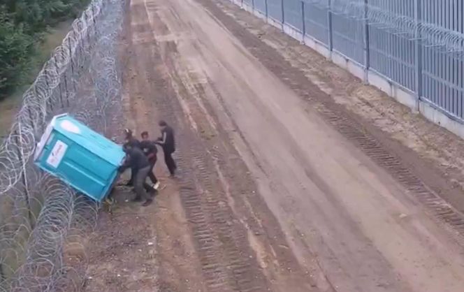 Strażnicy graniczni nie mogli w to uwierzyć. Migranci wymyślili, jak pokonać zaporę