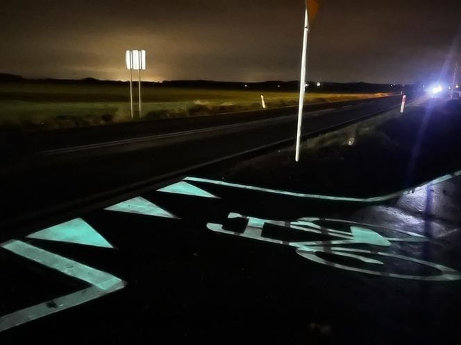 Droga dla rowerów oznaczona farbą fluorescencyjną w Wielkopolsce