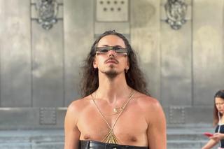 Potężny, umięśniony facet u boku Michała Szpaka na wakacjach. Kim jest ten tajemniczy mężczyzna? Testosteron aż wylewa się z ekranu