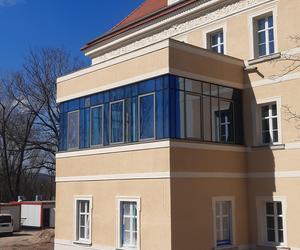 Pałac Sobieszów po remoncie – weranda w miejscu sali gimnastycznej