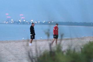 Piłkarze po porażce poszli na plażę