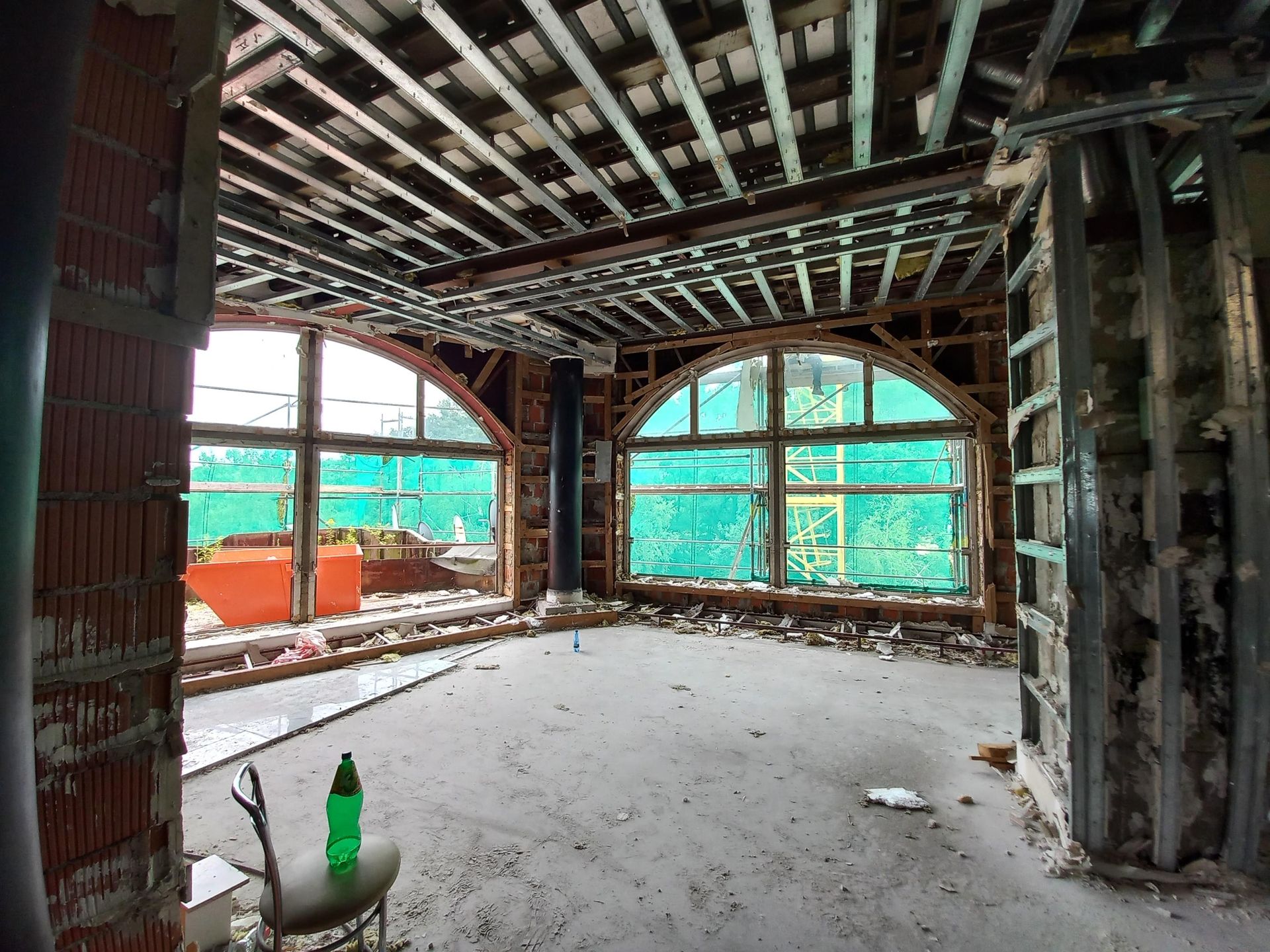 Rozbiórka słynnej willi na dachu bloku