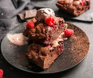 Ciasto czekoladowe z malinami jak z najlepszej cukierni. Można się zakochać