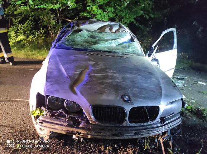 Podkarpackie. BMW wypadło z drogi [ZDJĘCIA]
