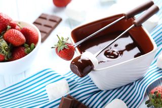 Fondue czekoladowe - deser, który najlepiej smakuje w gronie przyjaciół