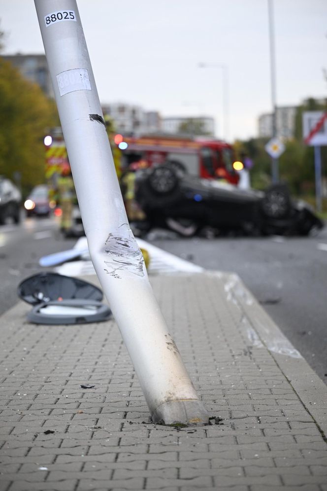 Dachowanie w Warszawie! Wcześniej na tej ulicy doszło do śmiertelnej masakry