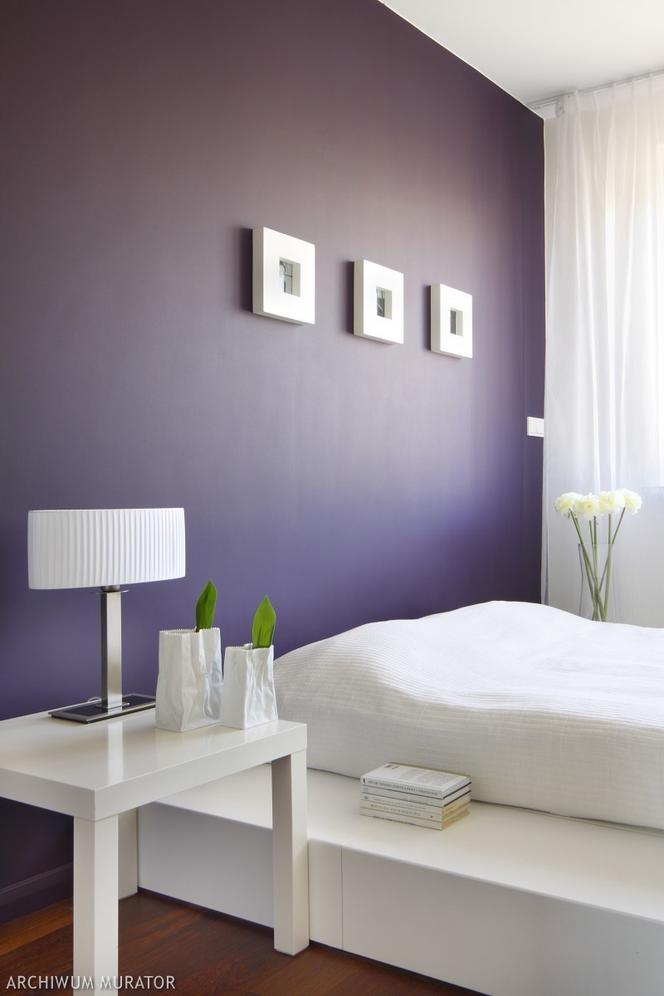 Fioletowe ściany w sypialni