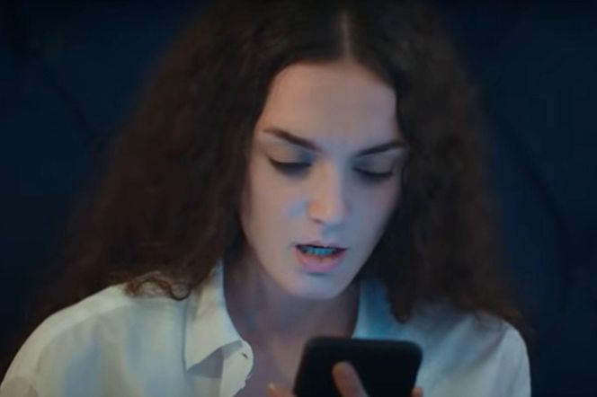 Nana odbiera wiadomość od Idrisa 