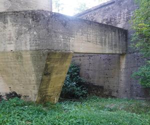 Monumentalna śluza Leśniewo z symbolami III Rzeszy ukryta w mazurskim lesie. Jest owiana tajemnicą [ZDJĘCIA]