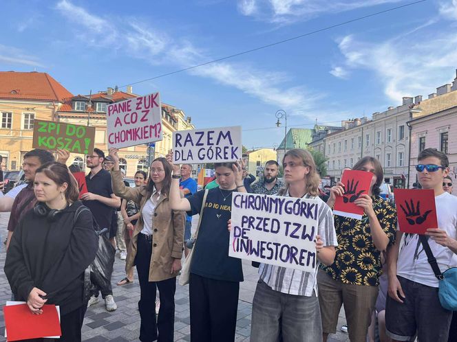 Protest w obronie Górek Czechowskich przed ratuszem