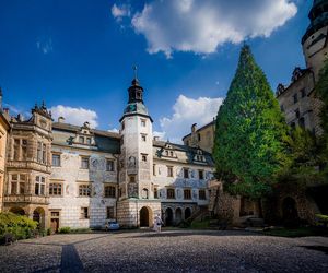 Ten zamek wygląda jak z filmu fantasy.  Leży tuż przy granicy z Polską 