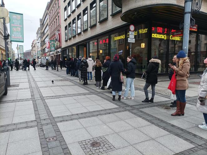 Tłusty czwartek we Wrocławiu. Mieszkańcy rzucili się na pączki! Ogromne kolejki [ZDJĘCIA]