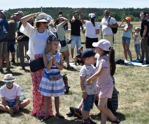 Rodzinny Piknik Lotniczy w Gryźlinach 2023. Lotnicy-akrobaci zachwycili publiczność