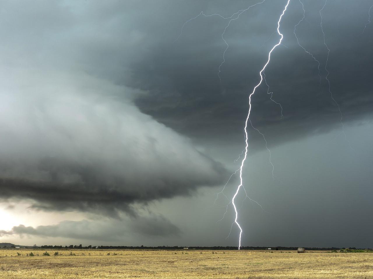 Ulewy nad Opolszczyzną. Zalane domy i szpital. Pioruny wywołały pożary [AUDIO]