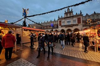 Będzie taniej? Dwa jarmarki bożonarodzeniowe na Rynku w Krakowie walczą zniżkami o mieszkańców
