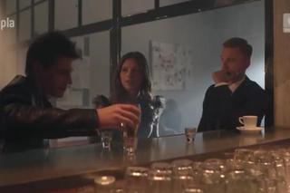 To nie koniec świata 2 sezon odcinek 16 (odc. 3). Aleks (Mikołaj Roznerski), Paweł (Krystian Wieczorek), Monika (Klaudia Halejcio)