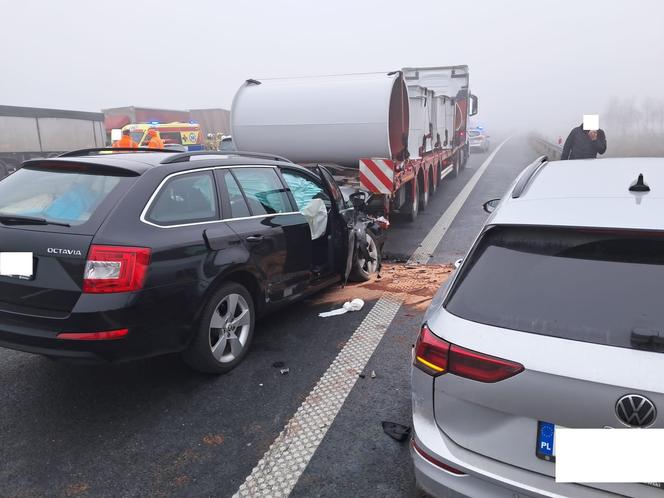 Kolizja za kolizją na S5 koło Leszna. Na wysokości Lipna w gęstej mgle wpadają na siebie samochody