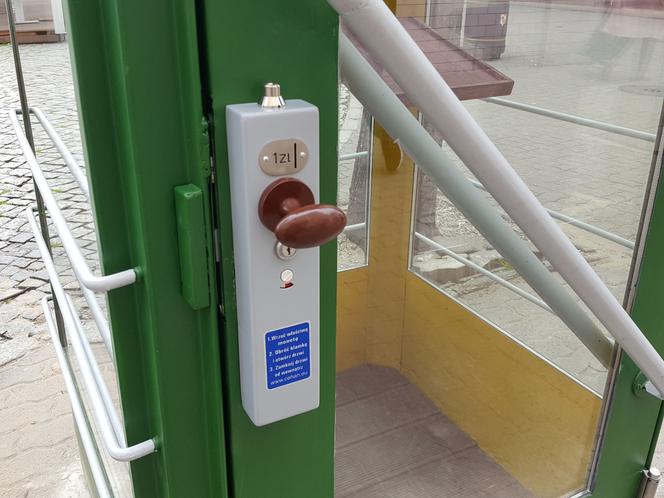 Przy wejściu na Rynek w Lesznie stanęła budka telefoniczna