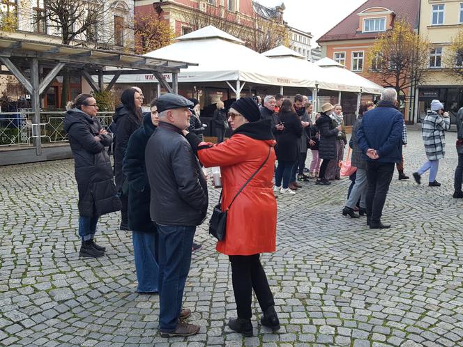 Znicze, minuta ciszy. #AniJednejWięcej w Lesznie