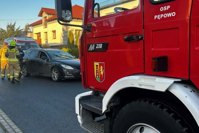 Wycierała szybę podczas jazdy. Poranna kolizja w Pępowie kolo Gostynia