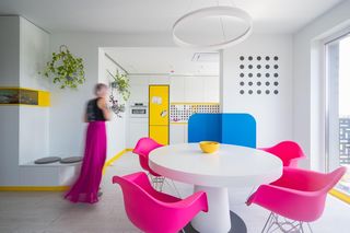 Architekt dodał kolory, żeby nie było nudno. Ale jakie! Mieszkanie dla czteroosobowej rodziny z kotem 