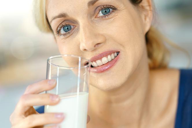 kobieta ze szklanką mleka