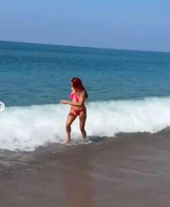 Natasza Urbańska w skąpym bikini dokazuje na plaży