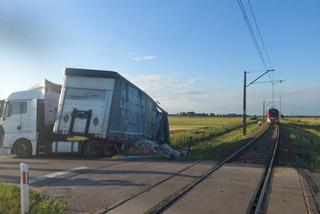 Groźny wypadek pod Łowiczem. Pociąg osobowy uderzył w TIR-a