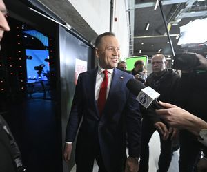 Karol Nawrocki przyjechał do TVP. Symboliczny gest i mocne wsparcie z zaplecza