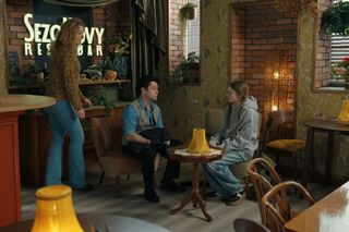 Barwy szczęścia, odcinek 3193. Żabcia (Hanna Klepacka), Broda (Andrzej Popiel), Pola (Gabriela Szewczyk)