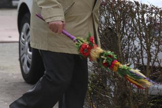 Lech Wałęsa z palemką na mszy w kościele