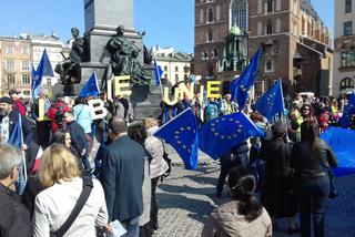 Kilkudziesięciu Krakowian wspólnie odśpiewało na Rynku Głównym hymn Unii Europejskiej [AUDIO]