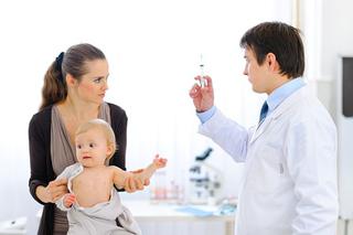 Rodzice nie chcą szczepić dzieci: coraz więcej dzieci choruje na krztusiec