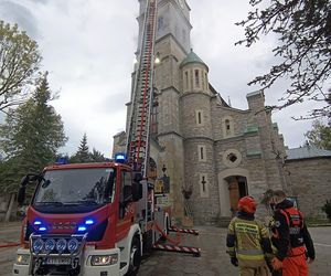 Dym przy Sanktuarium Świętej Rodziny na Krupówkach. Ćwiczenia strażaków w Zakopanem