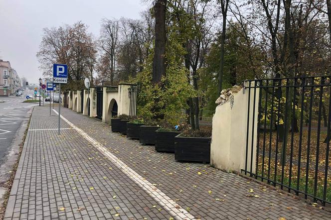 Uszkodzone zabytkowe ogrodzenie Parku Miejskiego w Kielcach 