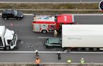 Osobówka wbiła się między dwa tiry. Dramatyczny wypadek na S8